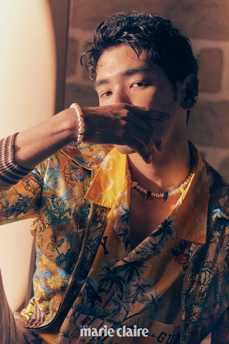 刺繡短夾克、黃色開領襯衫、格紋西裝長褲,all by Gucci;MIKIMOTO COMME des GARÇONS聯名珍珠項鍊、珍珠手鍊、雙環珍珠耳骨夾、純銀耳骨夾,all by Mikimoto 刺繡短夾克、黃色開領襯衫、格紋西裝長褲,all by Gucci;MIKIMOTO COMME des GARÇONS聯名珍珠項鍊、珍珠手鍊、雙環珍珠耳骨夾、純銀耳骨夾,all by Mikimoto