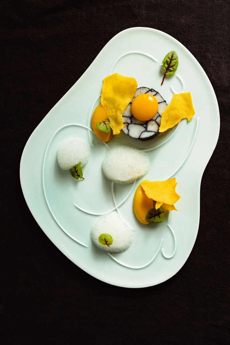 以三二行館的青磺泉為發想設計「食器」。 以三二行館的青磺泉為發想設計「食器」。