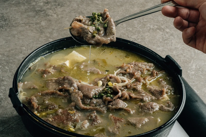 古法甕釀酸菜牛。 古法甕釀酸菜牛。