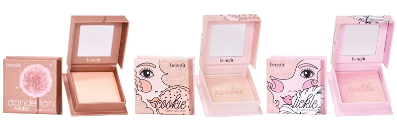 benefit夢遊仙境蜜粉盒打亮(左起)蒲公英星空蜜粉、粉金艷炫光蜜粉、粉淘氣炫光蜜粉,NT1,200 benefit夢遊仙境蜜粉盒打亮(左起)蒲公英星空蜜粉、粉金艷炫光蜜粉、粉淘氣炫光蜜粉,NT1,200