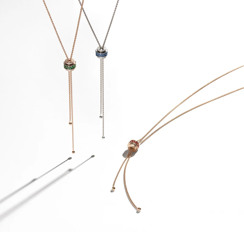 左至右: PIAGET Possession系列18K玫瑰金祖母綠鑽石墜鍊、18K白金藍寶石鑽石墜鍊、18K玫瑰金紅寶石鑽石墜鍊。 左至右: PIAGET Possession系列18K玫瑰金祖母綠鑽石墜鍊、18K白金藍寶石鑽石墜鍊、18K玫瑰金紅寶石鑽石墜鍊。