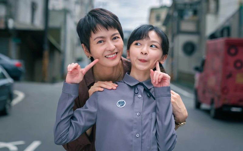 《聰明鎮》飾演女兒的陳姸霏(右)與梁詠琪第一次視訊,就被她的專業圈粉 《聰明鎮》飾演女兒的陳姸霏(右)與梁詠琪第一次視訊,就被她的專業圈粉