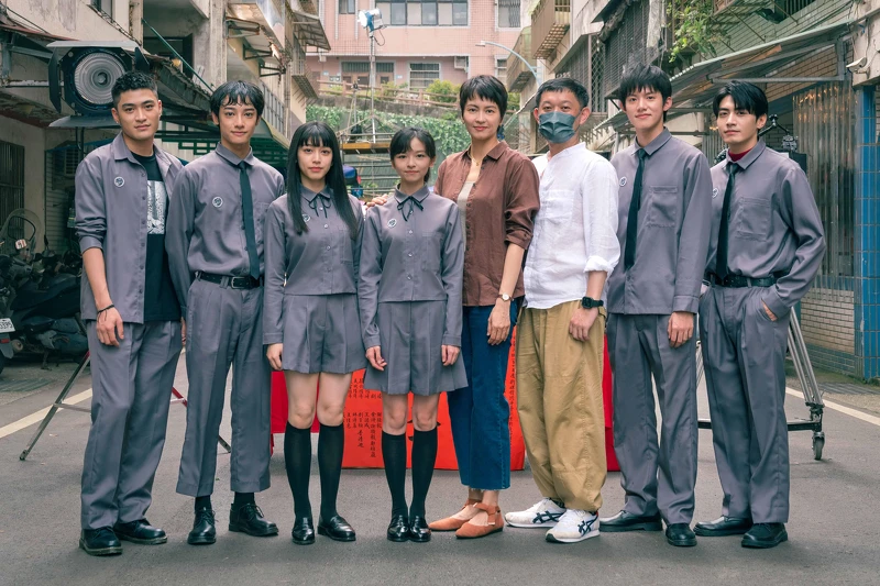 《聰明鎮》舉行開鏡儀式,導演謝駿毅(右三)率梁詠琪(右四)、陳姸霏(左四)、余杰恩(右二)、鄭煒齡(左三)、劉修甫(左二)、潘綱大(左一)及宋柏緯(右一)著戲服出席 《聰明鎮》舉行開鏡儀式,導演謝駿毅(右三)率梁詠琪(右四)、陳姸霏(左四)、余杰恩(右二)、鄭煒齡(左三)、劉修甫(左二)、潘綱大(左一)及宋柏緯(右一)著戲服出席