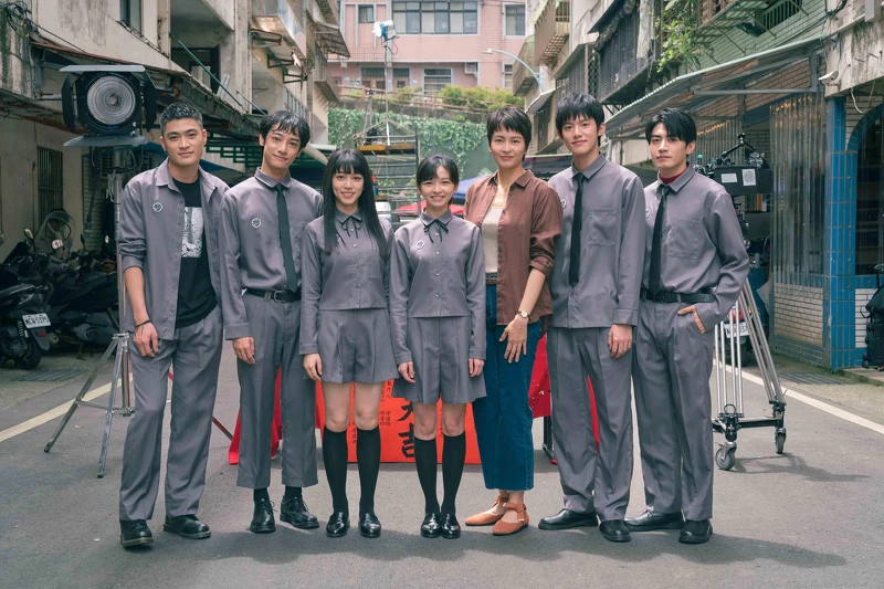《聰明鎮》開鏡公布首波卡司,女主角梁詠琪(右三)、陳姸霏(左四)、余杰恩(右二)、鄭煒齡(左三)、劉修甫(左二)、潘綱大(左一)及宋柏緯(右一)共同演出 《聰明鎮》開鏡公布首波卡司,女主角梁詠琪(右三)、陳姸霏(左四)、余杰恩(右二)、鄭煒齡(左三)、劉修甫(左二)、潘綱大(左一)及宋柏緯(右一)共同演出