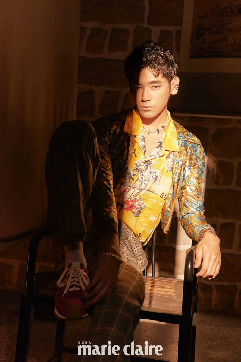 刺繡短夾克、黃色開領襯衫、格紋西裝長褲,all by Gucci;粉色運動鞋,Loewe;MIKIMOTO COMME des GARÇONS聯名珍珠項鍊、珍珠手鍊、雙環珍珠耳骨夾、純銀耳骨夾,all by Mikimoto 刺繡短夾克、黃色開領襯衫、格紋西裝長褲,all by Gucci;粉色運動鞋,Loewe;MIKIMOTO COMME des GARÇONS聯名珍珠項鍊、珍珠手鍊、雙環珍珠耳骨夾、純銀耳骨夾,all by Mikimoto