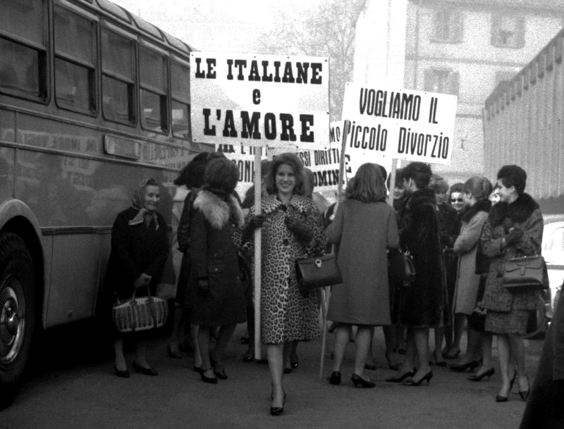 1962，米蘭，為紀錄片《Latin Lovers》宣傳發起的女性街頭運動。 Giancolombo 私人收藏。