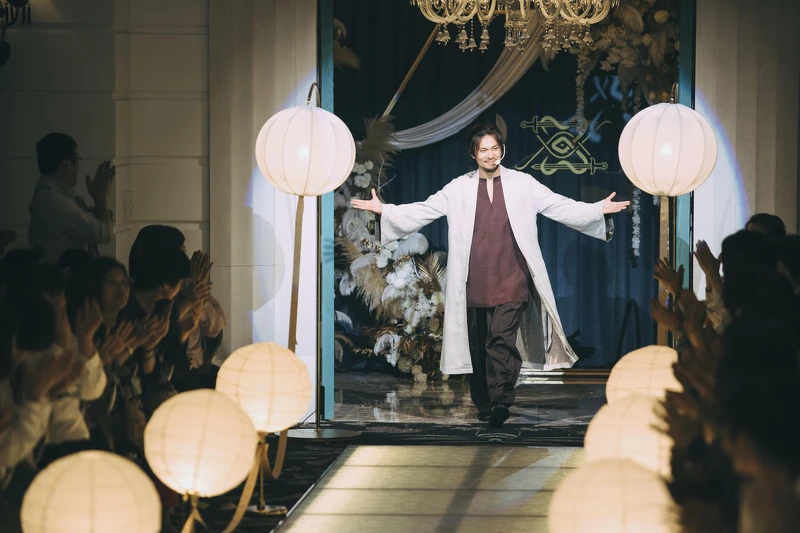 姚淳耀在《我願意》敞開雙手歡迎信眾入教 姚淳耀在《我願意》敞開雙手歡迎信眾入教