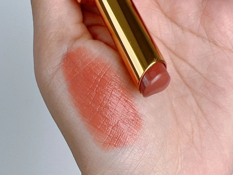 香奈兒超炫耀精萃唇膏質地柔滑,一抹即展現光澤感。 香奈兒超炫耀精萃唇膏質地柔滑,一抹即展現光澤感。