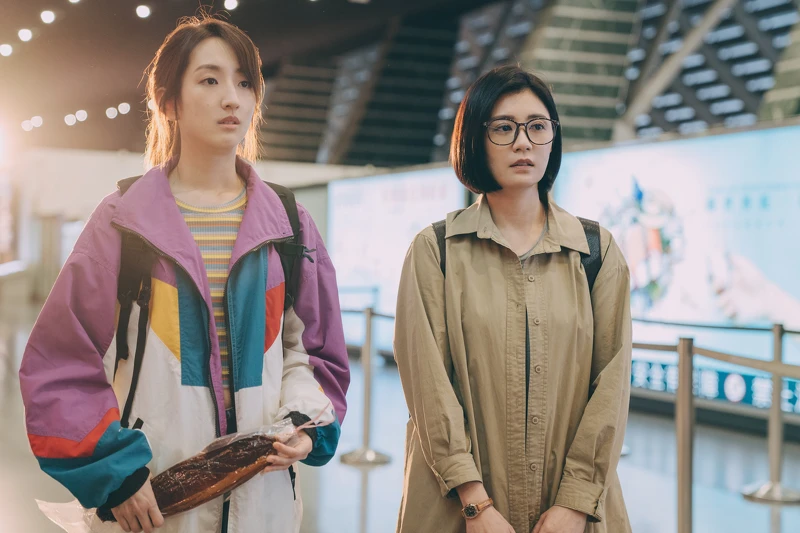 《媽，別鬧了！》賈靜雯柯佳嬿飾演姐妹，柯佳嬿狂吻路人超脫軌演出