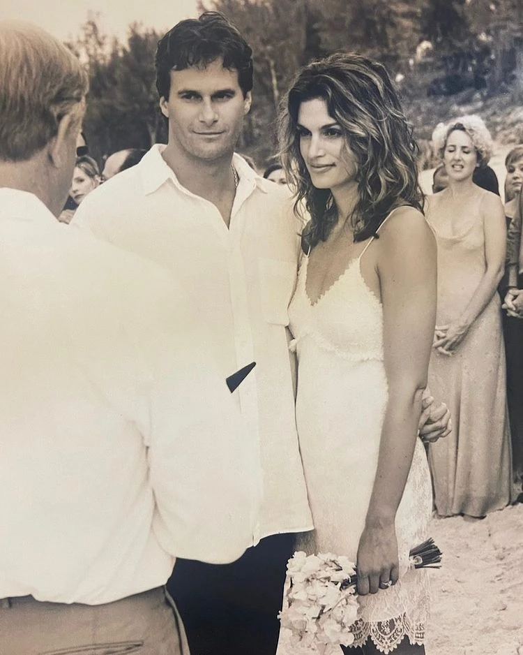 Photo from Instagram @cindycrawford