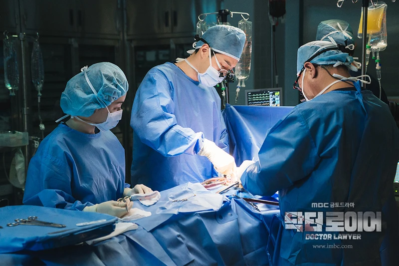 蘇志燮還是醫生時穿著手術袍