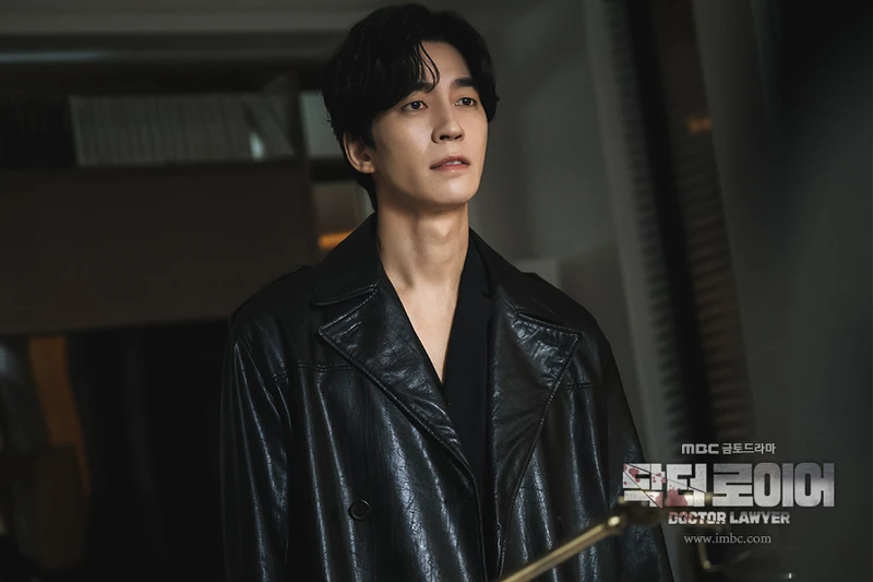 申成祿飾演投資公司代表