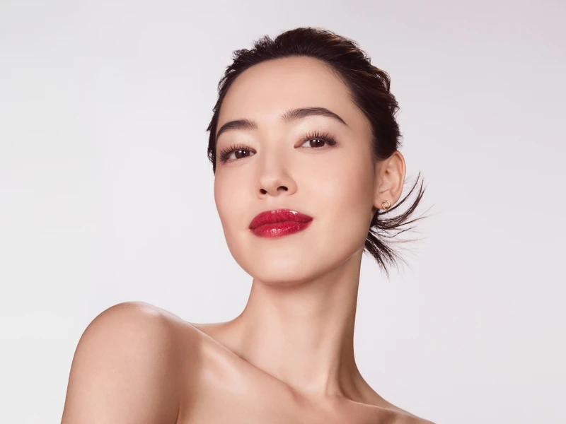 克蘭詩2022全新彈潤植萃美唇油Model主視覺(03艷紅櫻桃)。 克蘭詩2022全新彈潤植萃美唇油Model主視覺(03艷紅櫻桃)。