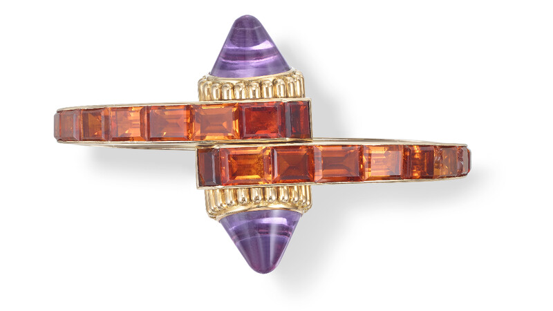 1939的Handcuff手鐲，以黃K金，尖錐形紫水晶及長方形切割黃水晶創作。