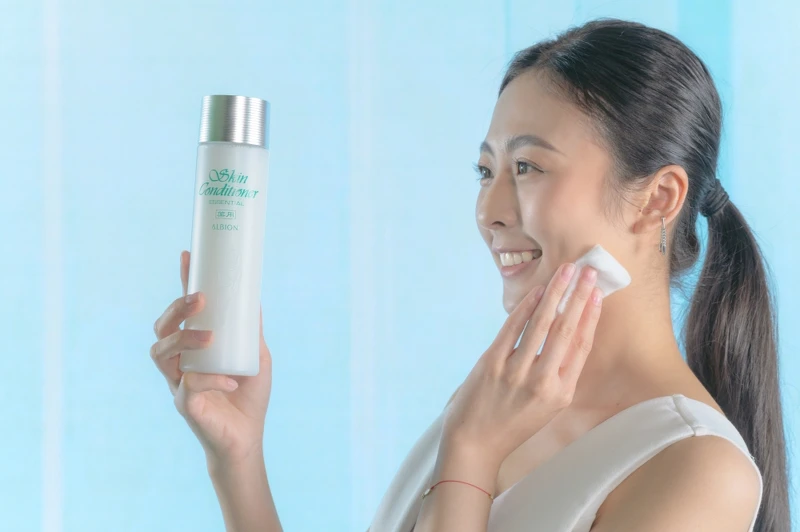 ALBION健康化妝水使用示意。 ALBION健康化妝水使用示意。