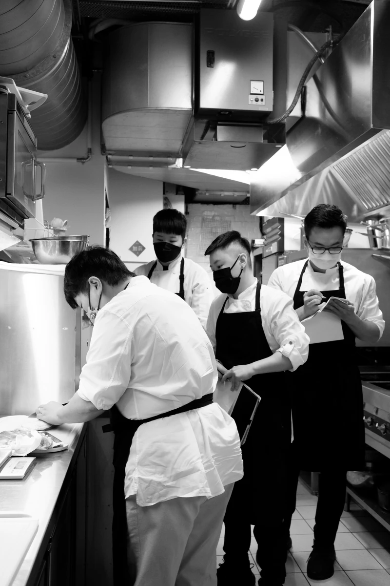 邀請擅長法式料理的主廚 Dana 作為餐飲顧問。 