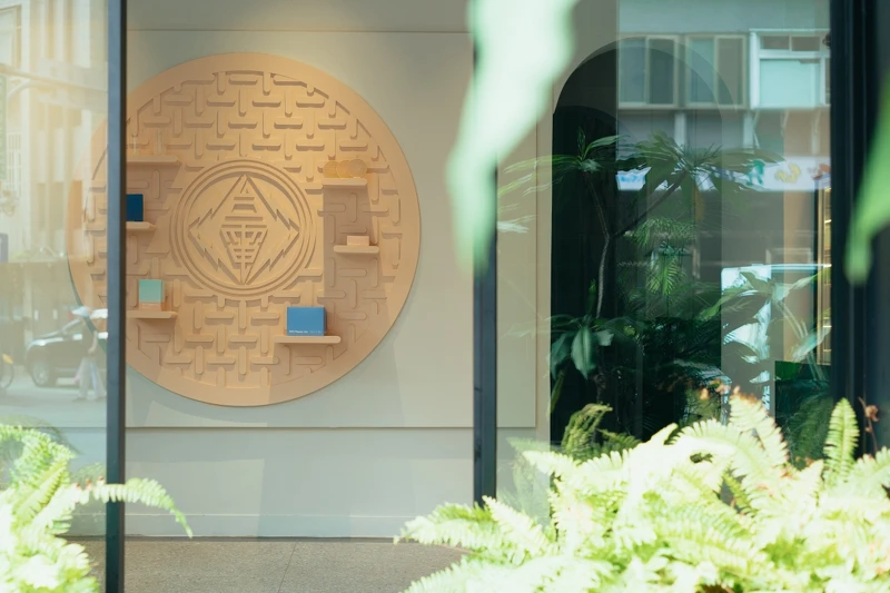 放大版的人孔蓋杯墊在一入口就能看見。 放大版的人孔蓋杯墊在一入口就能看見。