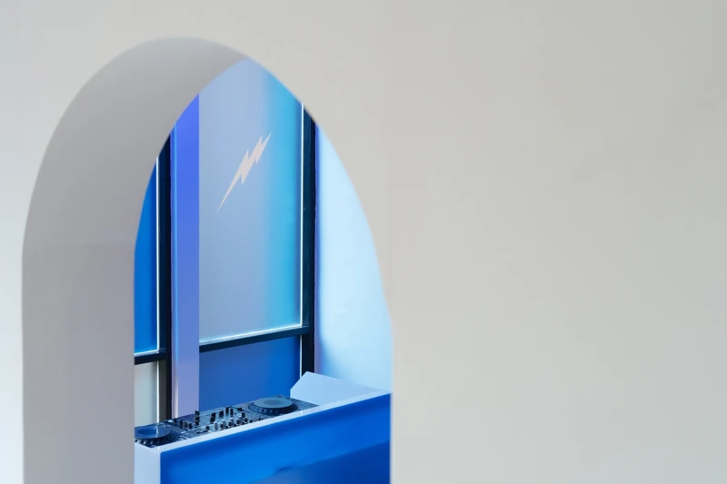 二樓,大量運用「台電風」霓虹色彩妝點貳房苑空間。 二樓,大量運用「台電風」霓虹色彩妝點貳房苑空間。