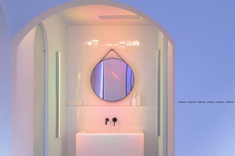 空間呈現迷幻霓虹光感。 空間呈現迷幻霓虹光感。