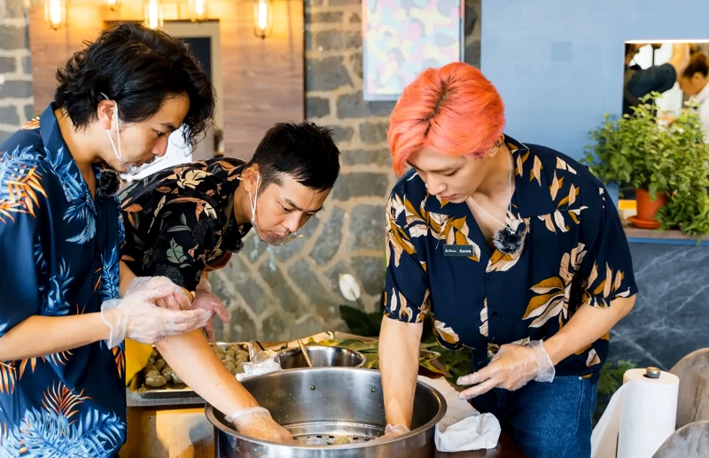 主持人一起手做「草仔粿」 主持人一起手做「草仔粿」