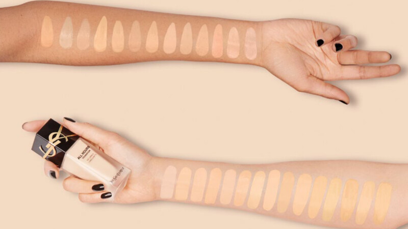 YSL 2022年恆久完美無瑕持妝粉底SPF39/PA+++手部試色圖。