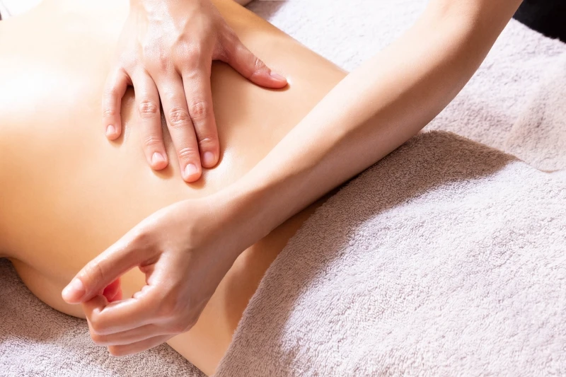 Spa L'OCCITANE美妍美體中心背部按摩。