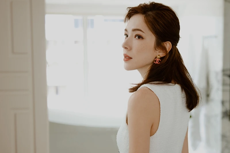 許瑋甯擦上香奈兒超炫耀精萃唇膏#812+#818(兩色號疊擦使用)。