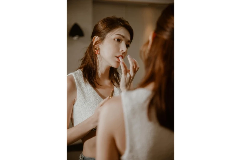 許瑋甯擦上香奈兒超炫耀精萃唇膏#812+#818(兩色號疊擦使用)。