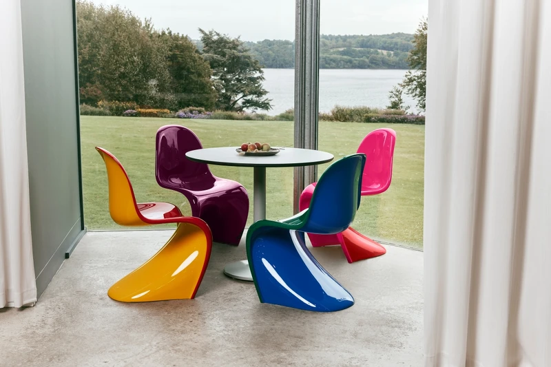 有完美曲線的設計單椅《FVitra-Panton Chair》。 有完美曲線的設計單椅《FVitra-Panton Chair》。