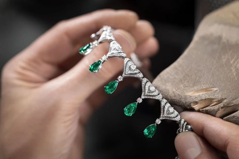 Emerald Glory 祖母綠與鑽石項鍊工藝圖