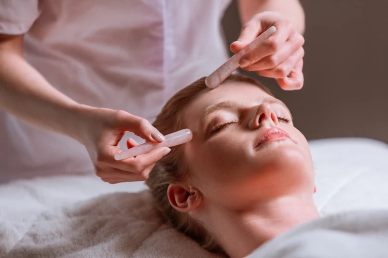 Sisley精選法國玫瑰石英石強化美膚效果。