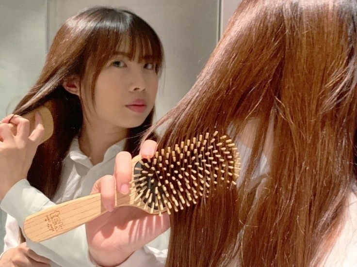日常定期清潔可以讓梳子使用期限更長久。 日常定期清潔可以讓梳子使用期限更長久。