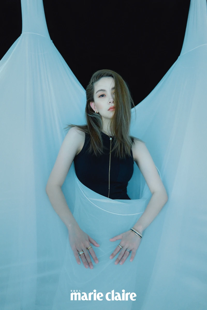 黑色連身洋裝,Loewe;Boucheron Quatre 系列耳環、Boucheron Quatre 系列項鍊、Boucheron Quatre 系列手環、Boucheron Quatre 系列戒指,all by Boucheron。 黑色連身洋裝,Loewe;Boucheron Quatre 系列耳環、Boucheron Quatre 系列項鍊、Boucheron Quatre 系列手環、Boucheron Quatre 系列戒指,all by Boucheron。