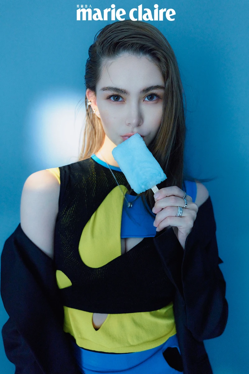 黑色西裝外套、拼布鏤空上衣、拼布鏤空緊身褲,all by Loewe;Boucheron Quatre 系列耳環、Boucheron Quatre 系列項鍊、Boucheron Quatre 系列戒指,all by Boucheron。 黑色西裝外套、拼布鏤空上衣、拼布鏤空緊身褲,all by Loewe;Boucheron Quatre 系列耳環、Boucheron Quatre 系列項鍊、Boucheron Quatre 系列戒指,all by Boucheron。