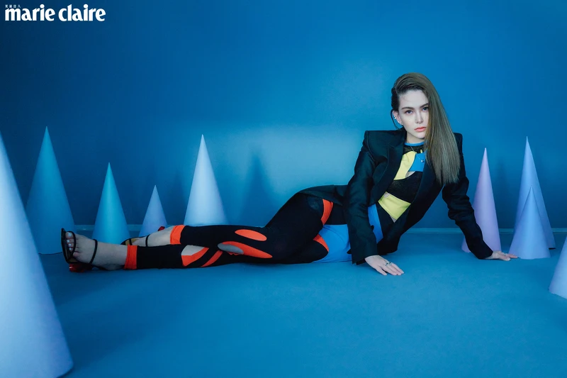 黑色西裝外套、拼布鏤空上衣、拼布鏤空緊身褲、黑色高跟鞋,all by Loewe;Boucheron Quatre 系列耳環、Boucheron Quatre 系列項鍊、Boucheron Quatre 系列戒指,all by Boucheron。 黑色西裝外套、拼布鏤空上衣、拼布鏤空緊身褲、黑色高跟鞋,all by Loewe;Boucheron Quatre 系列耳環、Boucheron Quatre 系列項鍊、Boucheron Quatre 系列戒指,all by Boucheron。