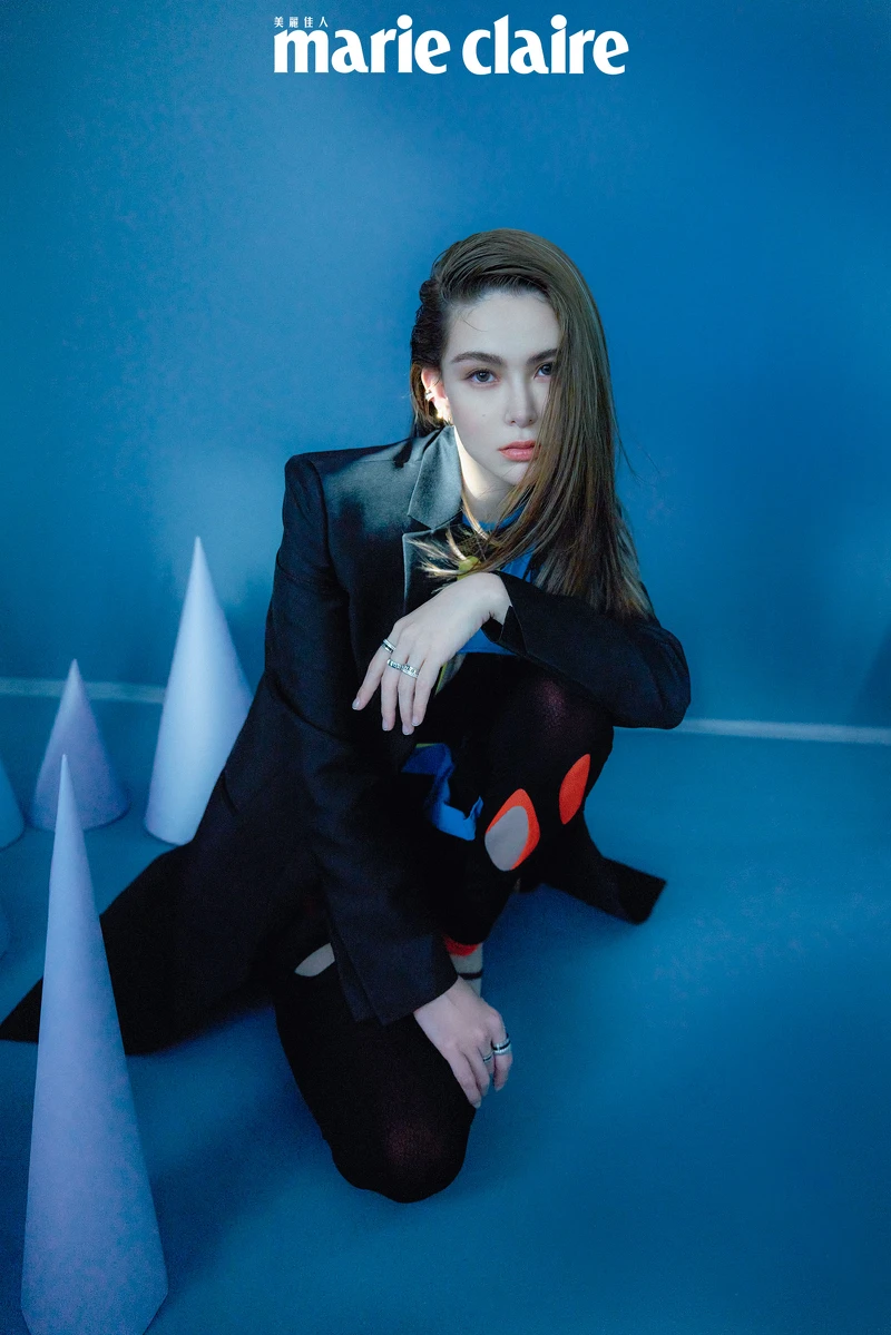 黑色西裝外套、拼布鏤空上衣、拼布鏤空緊身褲、黑色高跟鞋,all by Loewe;Boucheron Quatre 系列耳環、Boucheron Quatre 系列項鍊、Boucheron Quatre 系列戒指,all by Boucheron。 黑色西裝外套、拼布鏤空上衣、拼布鏤空緊身褲、黑色高跟鞋,all by Loewe;Boucheron Quatre 系列耳環、Boucheron Quatre 系列項鍊、Boucheron Quatre 系列戒指,all by Boucheron。