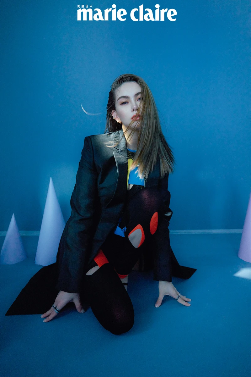 黑色西裝外套、拼布鏤空上衣、拼布鏤空緊身褲、黑色高跟鞋,all by Loewe;Boucheron Quatre 系列耳環、Boucheron Quatre 系列項鍊、Boucheron Quatre 系列戒指,all by Boucheron。 黑色西裝外套、拼布鏤空上衣、拼布鏤空緊身褲、黑色高跟鞋,all by Loewe;Boucheron Quatre 系列耳環、Boucheron Quatre 系列項鍊、Boucheron Quatre 系列戒指,all by Boucheron。