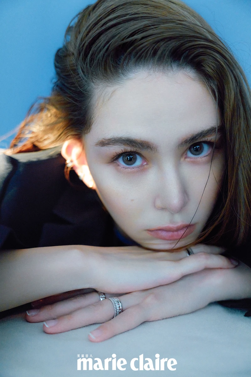 黑色西裝外套,Loewe;Boucheron Quatre 系列耳環、Boucheron Quatre 系列戒指,both by Boucheron。 黑色西裝外套,Loewe;Boucheron Quatre 系列耳環、Boucheron Quatre 系列戒指,both by Boucheron。