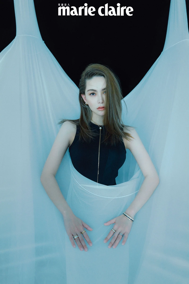 黑色連身洋裝,Loewe;Boucheron Quatre 系列耳環、Boucheron Quatre 系列項鍊、Boucheron Quatre 系列手環、Boucheron Quatre 系列戒指,all by Boucheron。 黑色連身洋裝,Loewe;Boucheron Quatre 系列耳環、Boucheron Quatre 系列項鍊、Boucheron Quatre 系列手環、Boucheron Quatre 系列戒指,all by Boucheron。