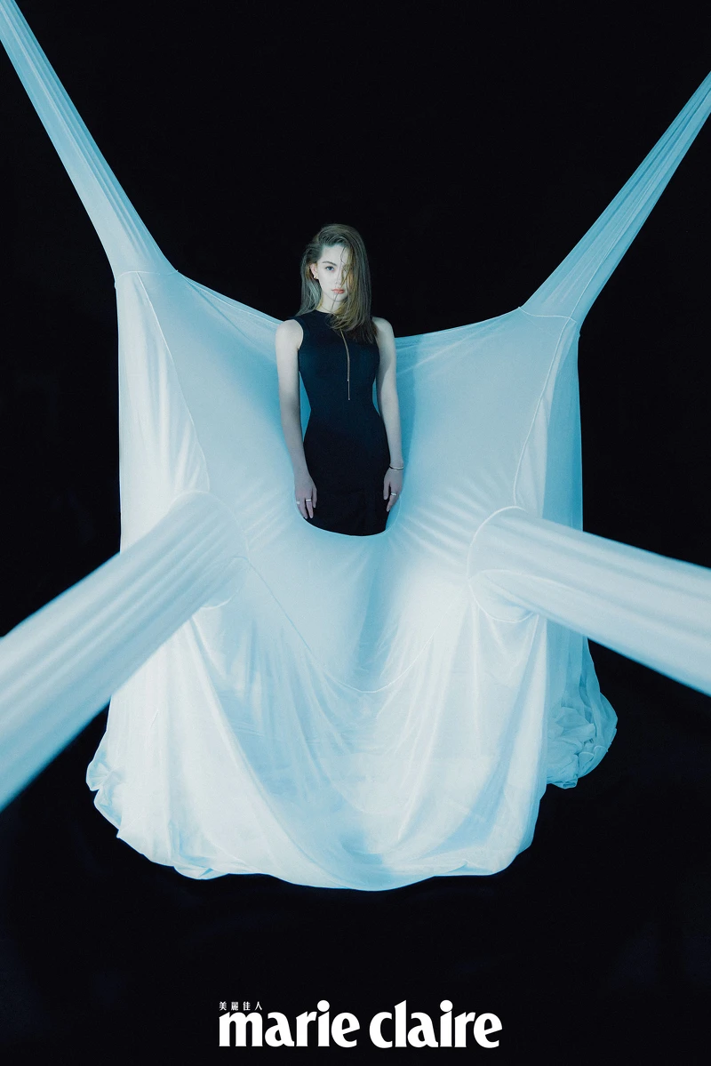 黑色連身洋裝,Loewe;Boucheron Quatre 系列耳環、Boucheron Quatre 系列項鍊、Boucheron Quatre 系列手環、Boucheron Quatre 系列戒指,all by Boucheron。 黑色連身洋裝,Loewe;Boucheron Quatre 系列耳環、Boucheron Quatre 系列項鍊、Boucheron Quatre 系列手環、Boucheron Quatre 系列戒指,all by Boucheron。