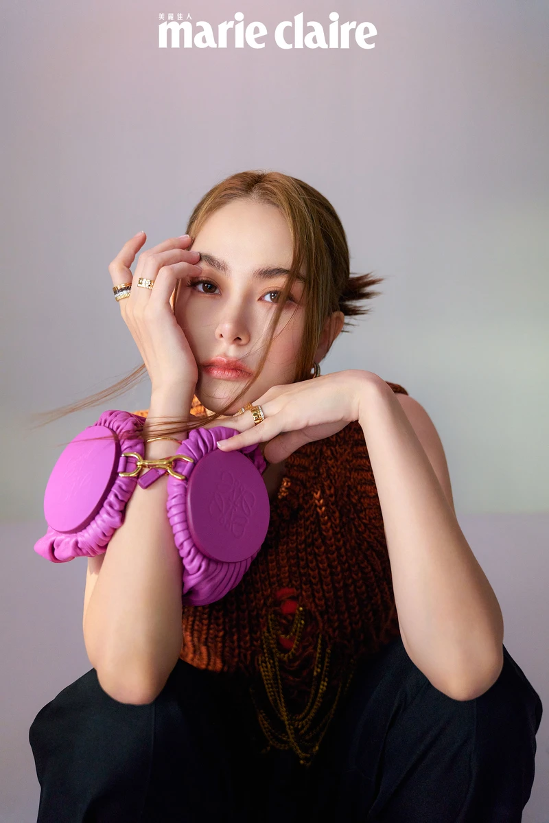 橘色針織背心、橘色背心、黑色寬版長褲、紫色手拿包,all by Loewe;Boucheron Quatre 系列耳環、Boucheron Quatre 系列手環、Boucheron Quatre 系列戒指,all by Boucheron。 橘色針織背心、橘色背心、黑色寬版長褲、紫色手拿包,all by Loewe;Boucheron Quatre 系列耳環、Boucheron Quatre 系列手環、Boucheron Quatre 系列戒指,all by Boucheron。