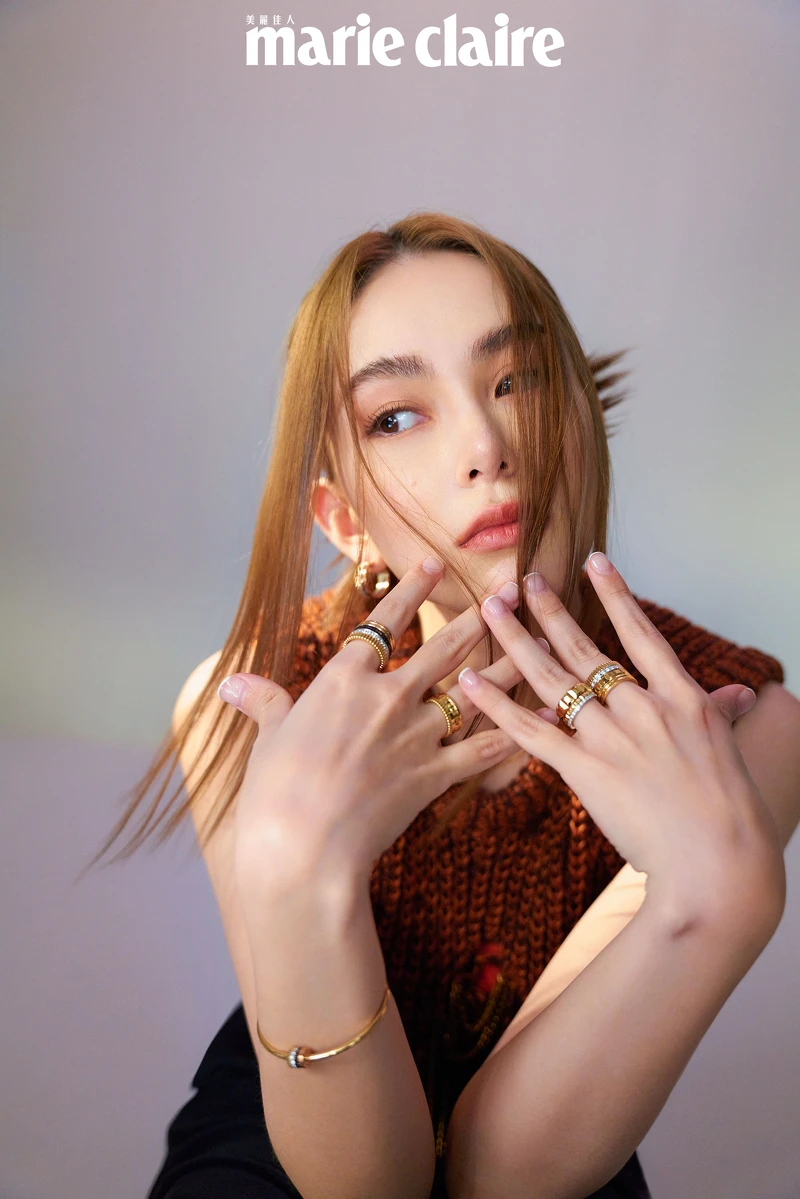 橘色針織背心、橘色背心、黑色寬版長褲,all by Loewe;Boucheron Quatre 系列耳環、Boucheron Quatre 系列手環、Boucheron Quatre 系列戒指,all by Boucheron。 橘色針織背心、橘色背心、黑色寬版長褲,all by Loewe;Boucheron Quatre 系列耳環、Boucheron Quatre 系列手環、Boucheron Quatre 系列戒指,all by Boucheron。