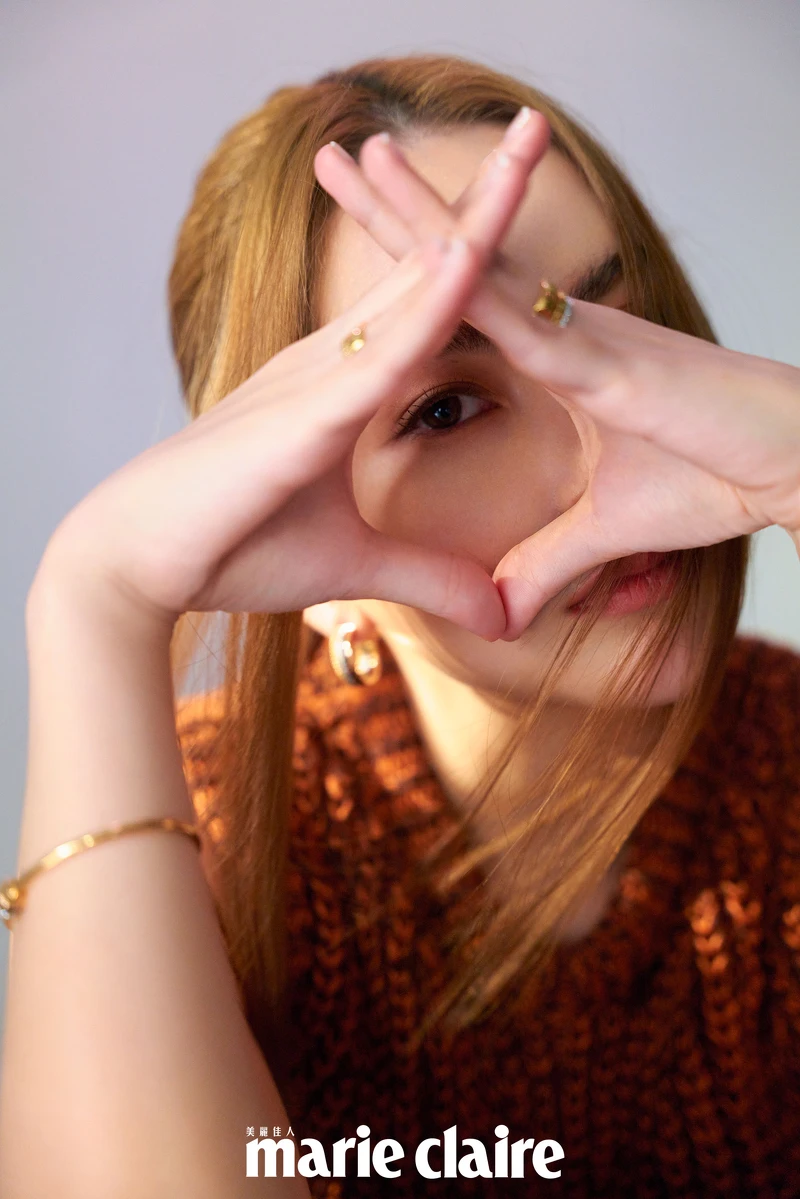 橘色針織背心,Loewe;Boucheron Quatre 系列耳環、Boucheron Quatre 系列戒指,both by Boucheron。 橘色針織背心,Loewe;Boucheron Quatre 系列耳環、Boucheron Quatre 系列戒指,both by Boucheron。