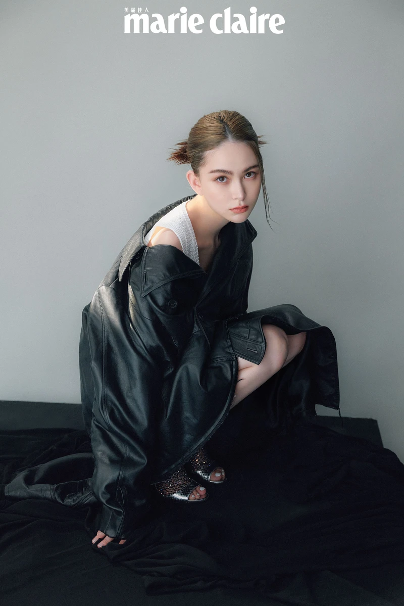 黑色皮衣、黑色皮裙,both by Balenciaga;白色針織背心,Miu Miu;銀色網狀高跟鞋,René Caovilla。 黑色皮衣、黑色皮裙,both by Balenciaga;白色針織背心,Miu Miu;銀色網狀高跟鞋,René Caovilla。