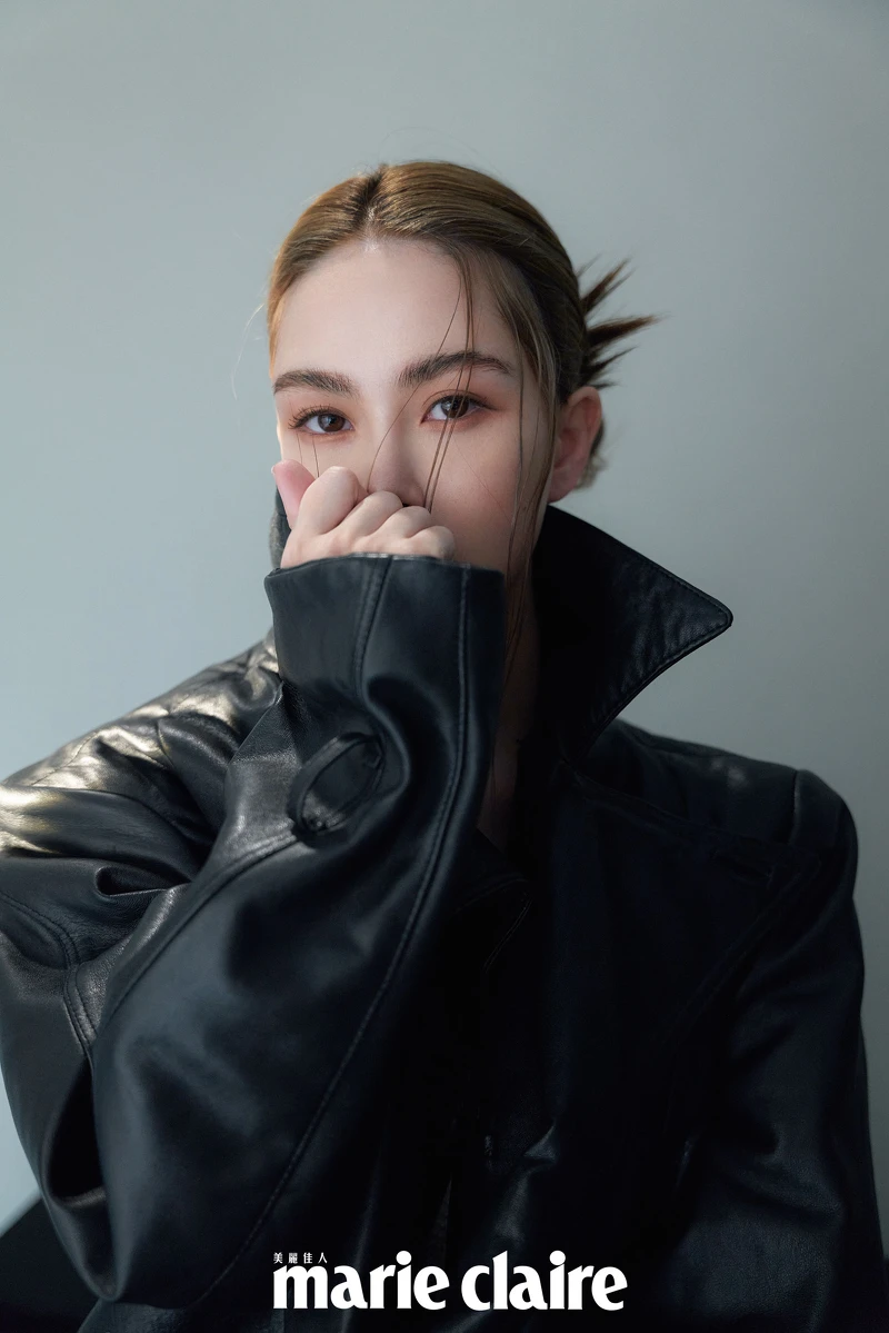 黑色皮衣,Balenciaga。 黑色皮衣,Balenciaga。