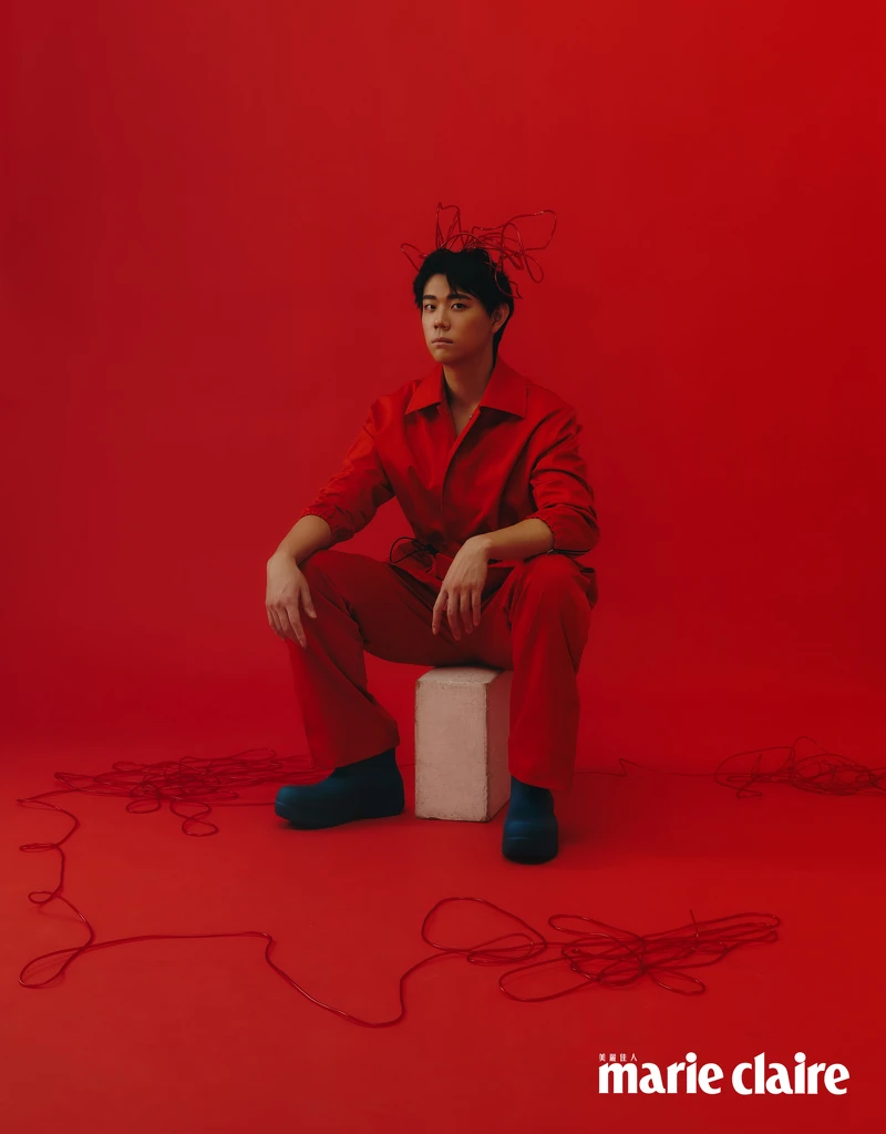 紅色抽繩外套、工裝長褲、湖水藍色橡膠短靴,all by Bottega Veneta。 紅色抽繩外套、工裝長褲、湖水藍色橡膠短靴,all by Bottega Veneta。