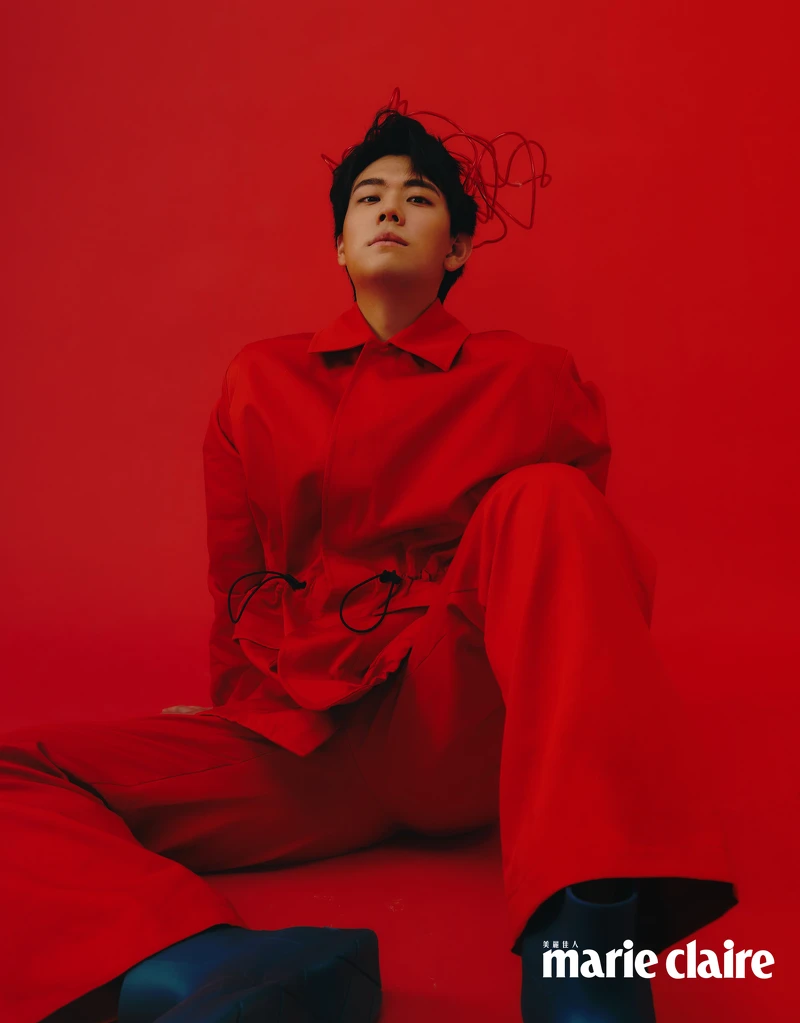 紅色抽繩外套、工裝長褲、湖水藍色橡膠短靴,all by Bottega Veneta。 紅色抽繩外套、工裝長褲、湖水藍色橡膠短靴,all by Bottega Veneta。