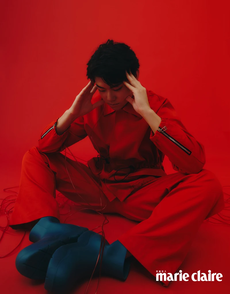 紅色抽繩外套、工裝長褲、湖水藍色橡膠短靴,all by Bottega Veneta。 紅色抽繩外套、工裝長褲、湖水藍色橡膠短靴,all by Bottega Veneta。