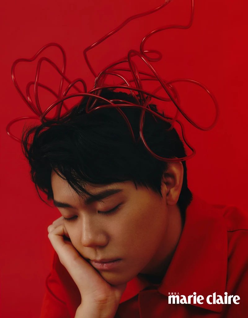 紅色抽繩外套、工裝長褲、湖水藍色橡膠短靴,all by Bottega Veneta。 紅色抽繩外套、工裝長褲、湖水藍色橡膠短靴,all by Bottega Veneta。