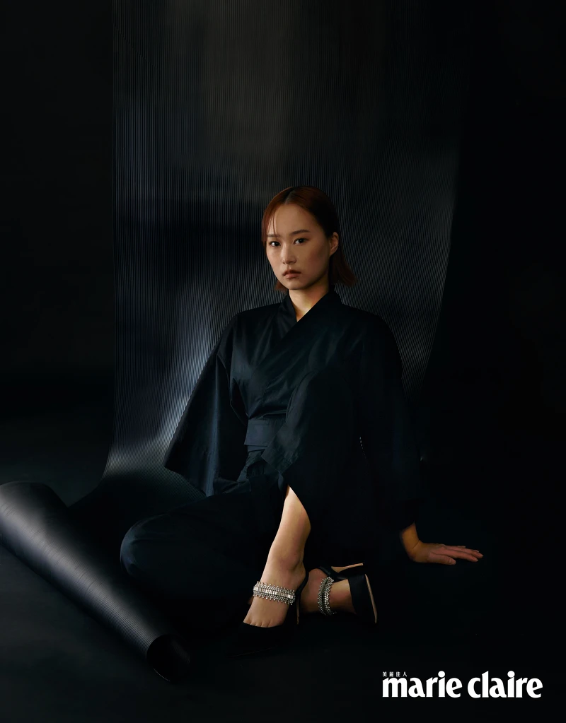 黑色短版上衣、長褲,agnes b.;黑色鑽飾高跟涼鞋,Manolo Blahnik。 黑色短版上衣、長褲,agnes b.;黑色鑽飾高跟涼鞋,Manolo Blahnik。